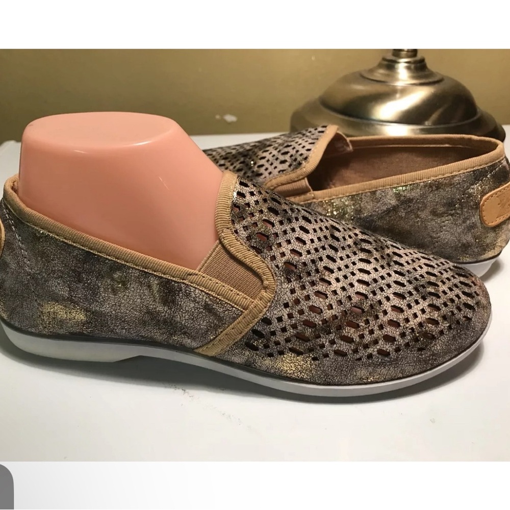 ZUKA Women’s Flat Brown/Gold Shoes Sz 7.5